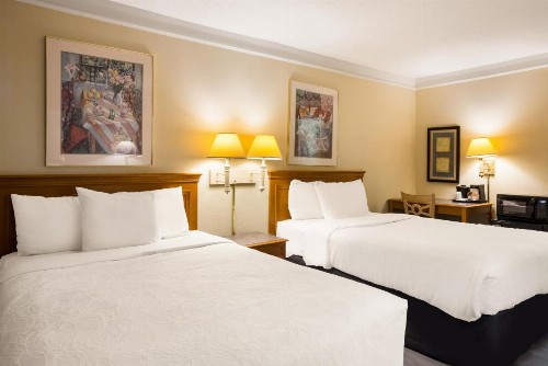 La Quinta Inn by Wyndham Savannah I-95 - image 6