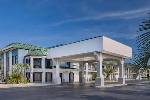 Days Inn & Suites by Wyndham Savannah Midtown - image 1