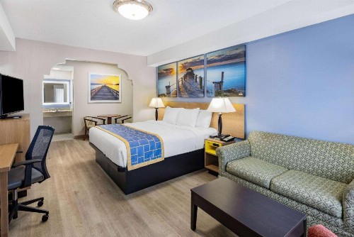 Days Inn & Suites by Wyndham Savannah Midtown - image 11
