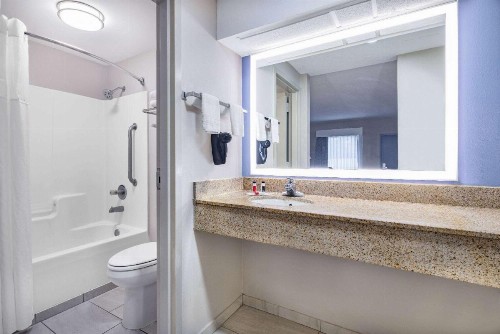 Days Inn & Suites by Wyndham Savannah Midtown - image 17