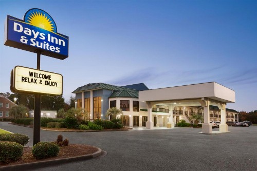 Days Inn & Suites by Wyndham Savannah Midtown - image 2