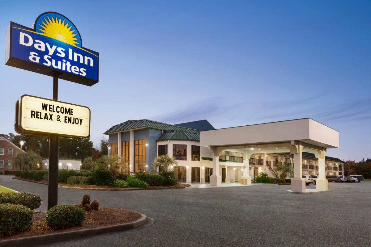 Days Inn & Suites by Wyndham Savannah Midtown - image 2