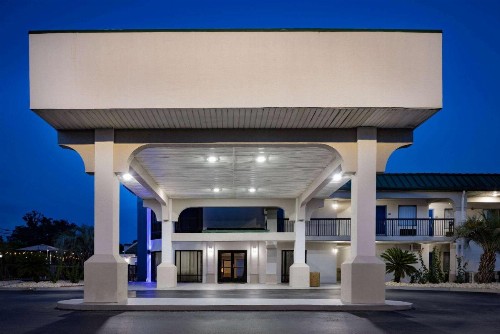 Days Inn & Suites by Wyndham Savannah Midtown - image 20