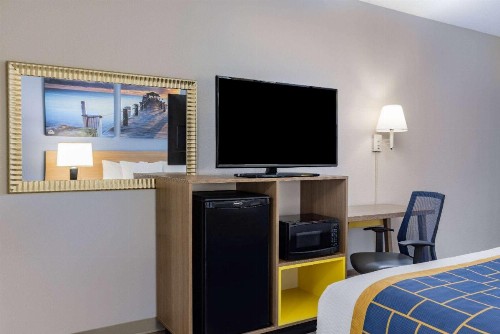 Days Inn & Suites by Wyndham Savannah Midtown - image 22