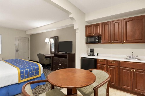 Days Inn & Suites by Wyndham Savannah Midtown - image 39