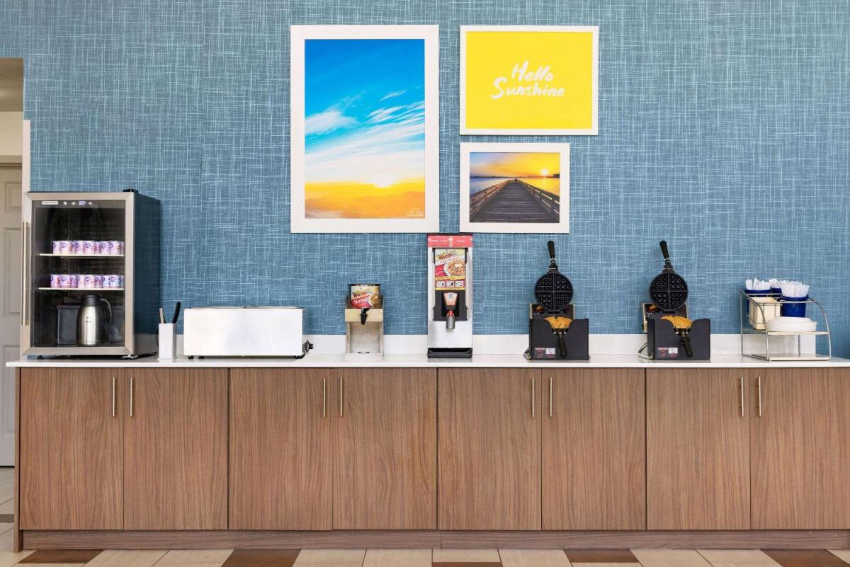 Days Inn & Suites by Wyndham Savannah Midtown - image 4