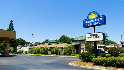 Days Inn & Suites by Wyndham Savannah Midtown - image 5
