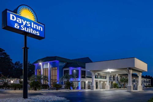 Days Inn & Suites by Wyndham Savannah Midtown - image 8
