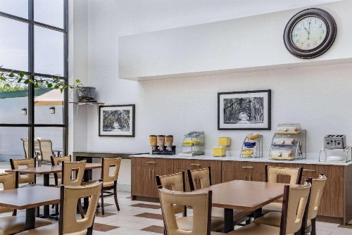 Days Inn & Suites by Wyndham Savannah Midtown - image 9