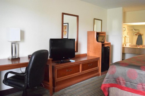 Ramada by Wyndham Savannah Gateway - image 17