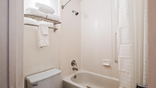 Ramada by Wyndham Savannah Gateway - image 18