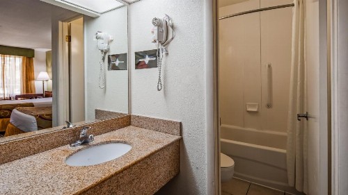 Ramada by Wyndham Savannah Gateway - image 25
