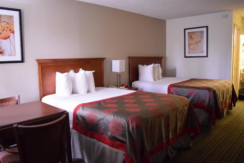 Ramada by Wyndham Savannah Gateway - image 6