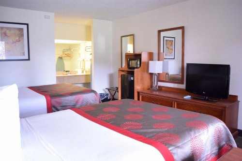 Ramada by Wyndham Savannah Gateway - image 8