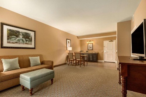 Embassy Suites Savannah Historic District - image 32
