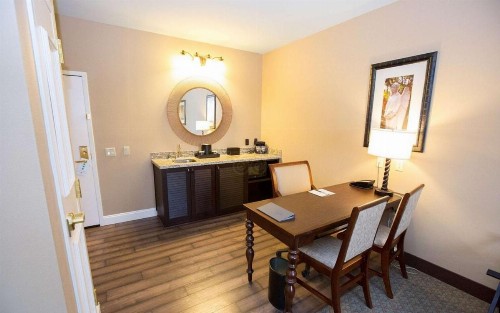 Embassy Suites Savannah Historic District - image 6