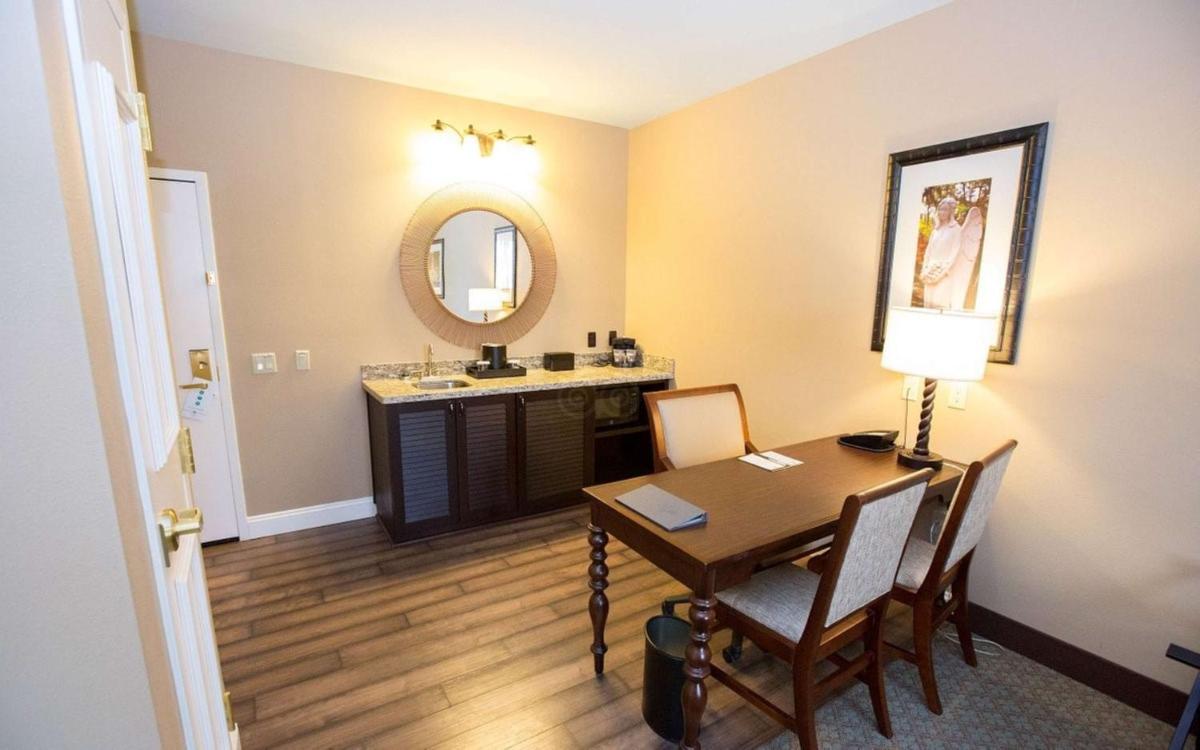 Embassy Suites Savannah Historic District - image 6
