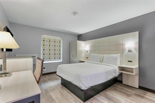 Days Inn by Wyndham Savannah Gateway I-95 - image 3