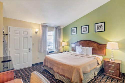 Travelodge by Wyndham Savannah Midtown - image 1