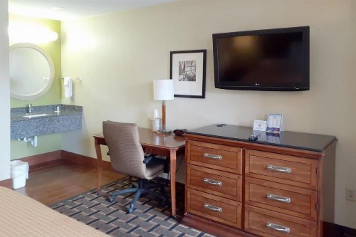 Travelodge by Wyndham Savannah Midtown - image 26
