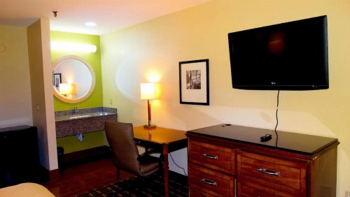 Travelodge by Wyndham Savannah Midtown - image 30