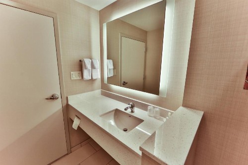 Fairfield Inn & Suites by Marriott Savannah Midtown - image 10