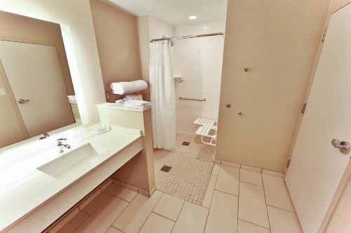 Fairfield Inn & Suites by Marriott Savannah Midtown - image 2