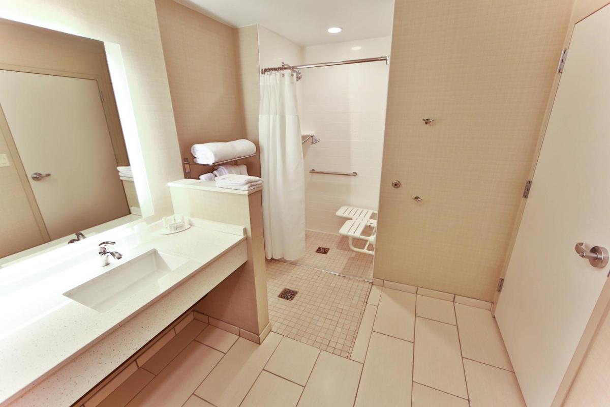 Fairfield Inn & Suites by Marriott Savannah Midtown - image 2
