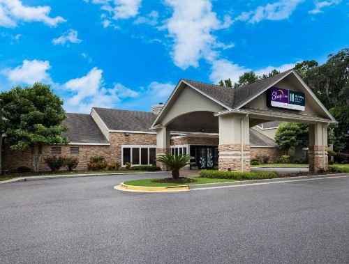 Clarion Inn & Suites Savannah Midtown - image 1