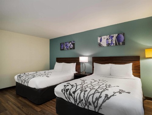 Clarion Inn & Suites Savannah Midtown - image 13