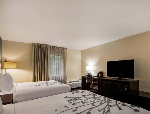 Clarion Inn & Suites Savannah Midtown - image 14