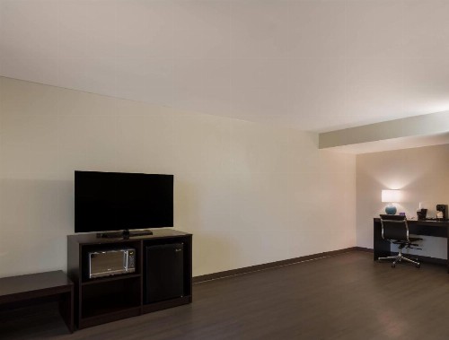 Clarion Inn & Suites Savannah Midtown - image 16