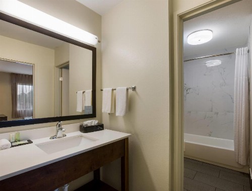 Clarion Inn & Suites Savannah Midtown - image 19