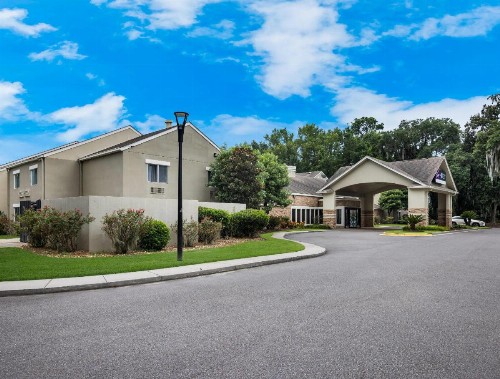 Clarion Inn & Suites Savannah Midtown - image 2