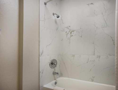 Clarion Inn & Suites Savannah Midtown - image 20