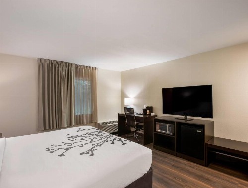 Clarion Inn & Suites Savannah Midtown - image 23