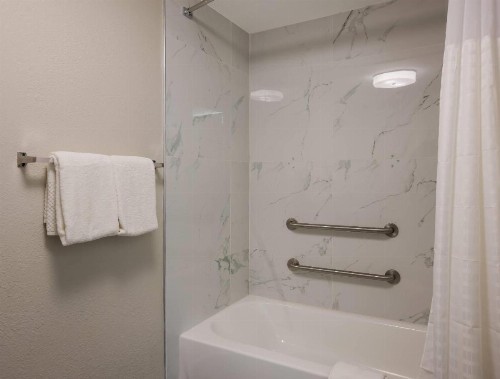 Clarion Inn & Suites Savannah Midtown - image 26