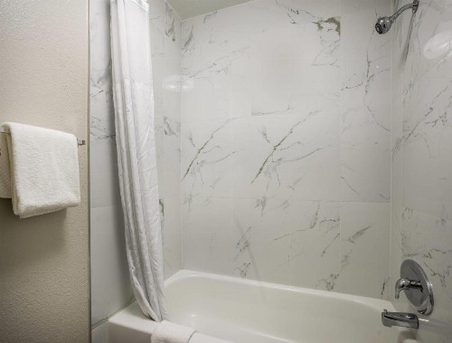 Clarion Inn & Suites Savannah Midtown - image 27