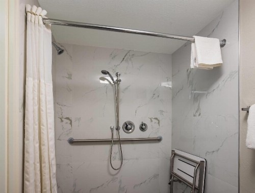 Clarion Inn & Suites Savannah Midtown - image 28