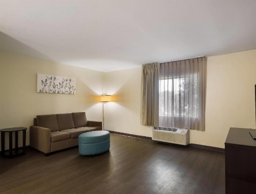 Clarion Inn & Suites Savannah Midtown - image 29