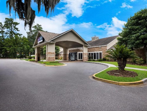 Clarion Inn & Suites Savannah Midtown - image 3