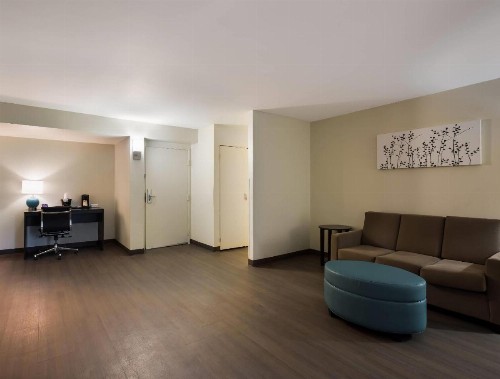 Clarion Inn & Suites Savannah Midtown - image 30