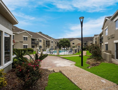 Clarion Inn & Suites Savannah Midtown - image 31