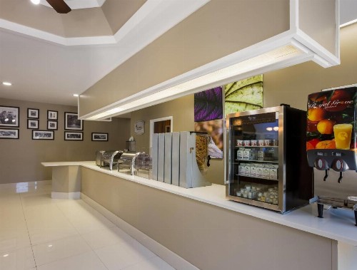 Clarion Inn & Suites Savannah Midtown - image 38