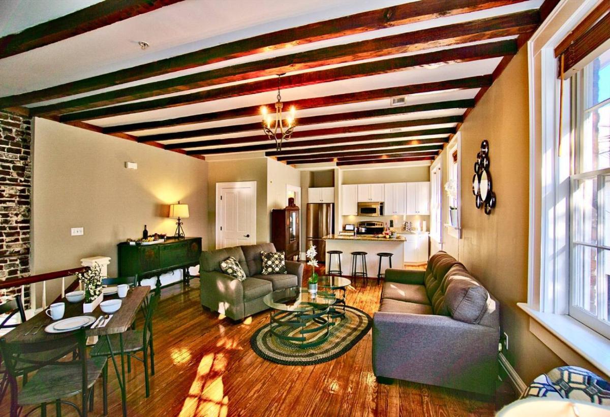 Comfy Carriage House Steps from the River - image 7