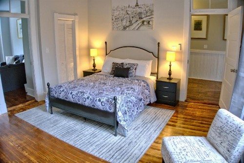 2 Bedroom Newly Renovated Townhome in Historic Savannah - image 6