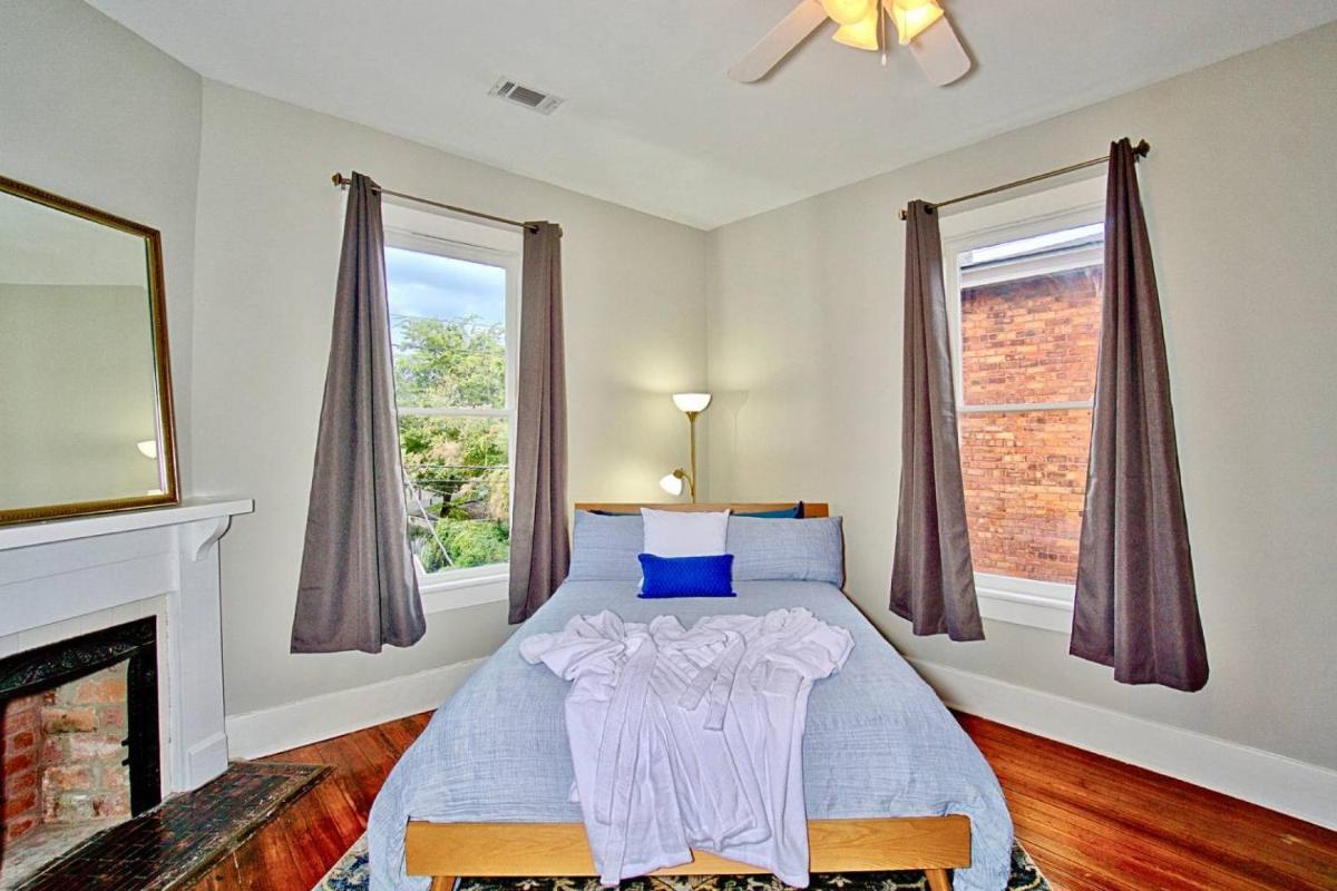 2 Bedroom Renovated Townhouse in Downtown Savannah - image 6