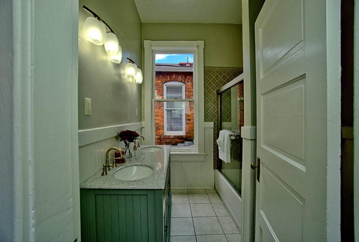 2 Bedroom Renovated Townhouse in Downtown Savannah - image 7