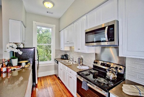 2 Bedroom Renovated Townhouse in Downtown Savannah - image 9