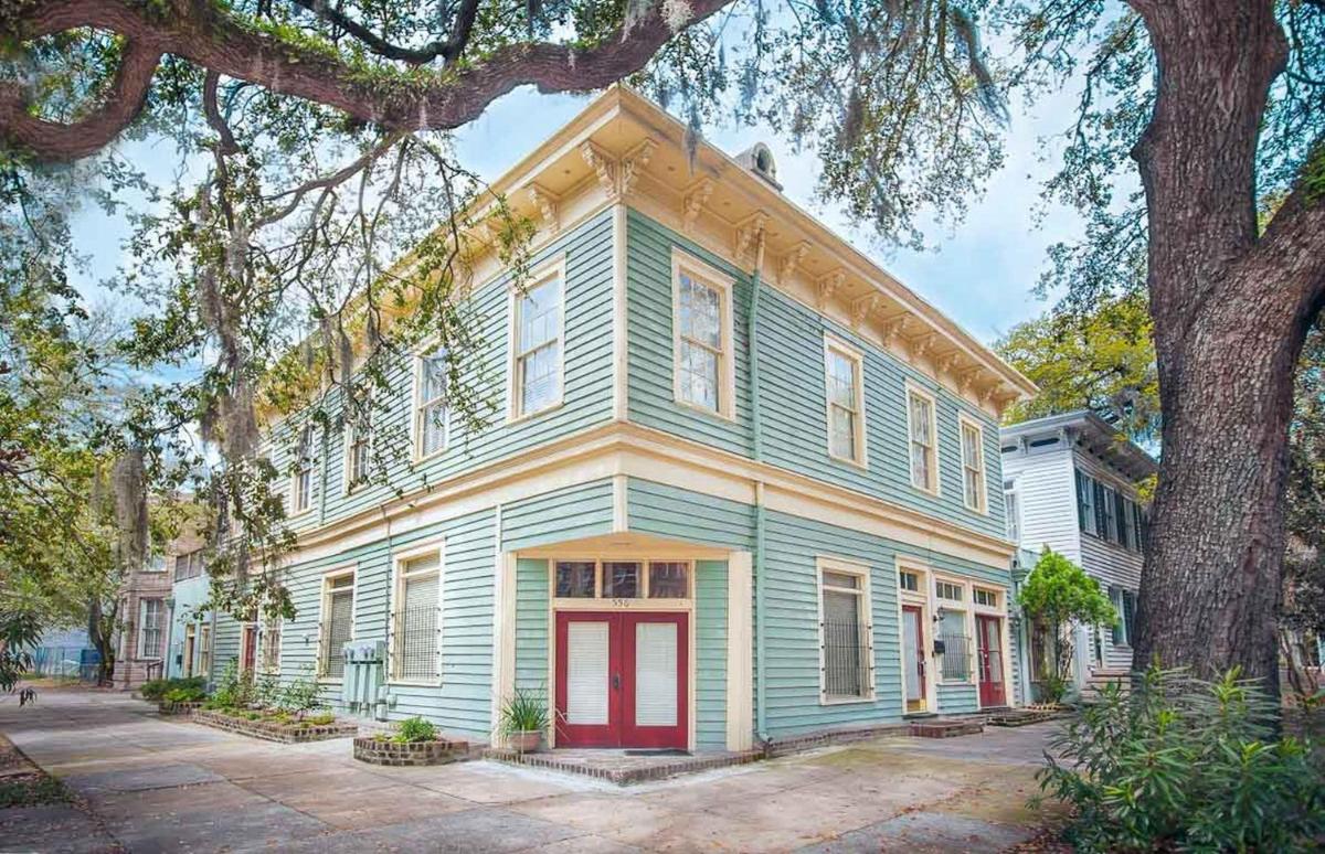 Corner Door Townhome 4 Bedroom by Lucky Savannah - image 6
